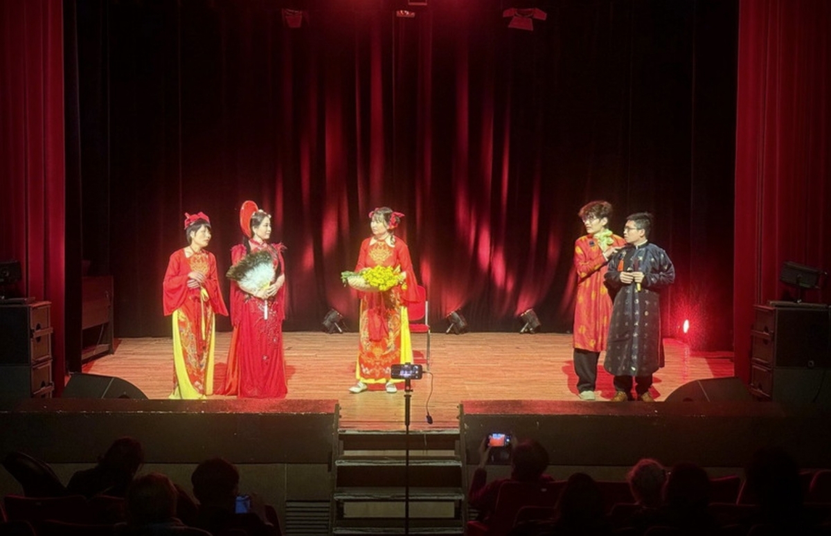 Vietnamese performances leave strong impression at Châteaudun carnival parade in France
